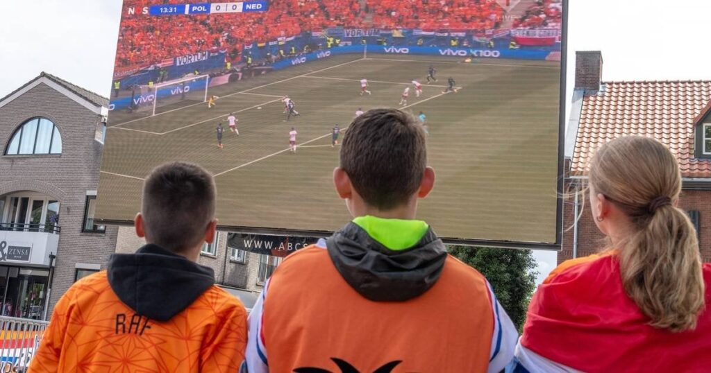 NOS と NPO が欧州サッカー選手権の公共スクリーンでの放送料金を 75% 以上削減