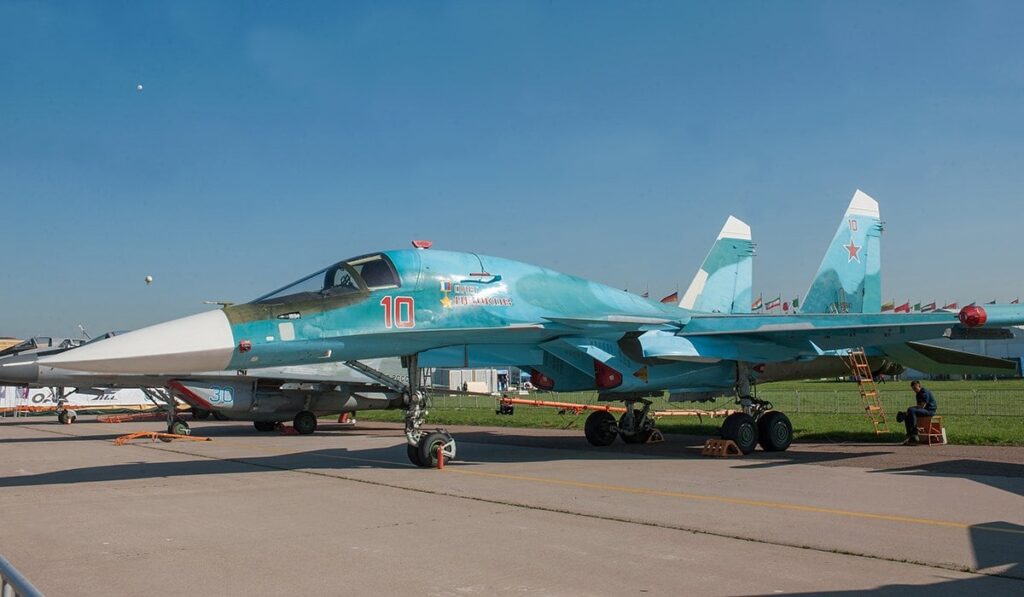 衛星画像に「えぐれた滑走路」...ウクライナがドローン「少なくとも70機」でロシア空軍基地を集中攻撃（ニューズウィーク日本版） - Yahoo!ニュース - Yahoo!ニュース