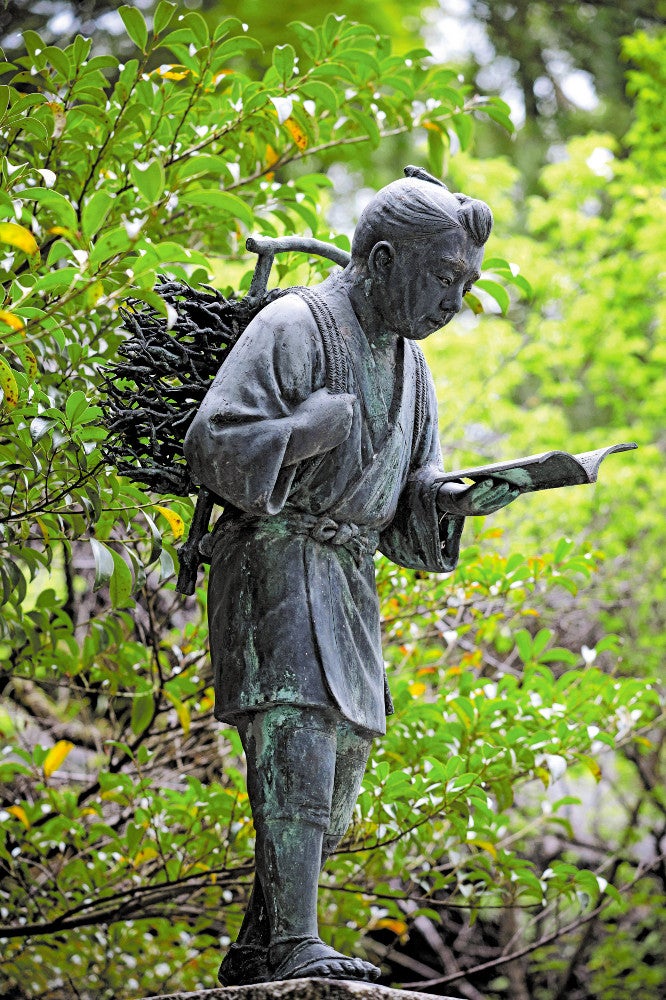 報徳二宮神社の二宮金次郎像