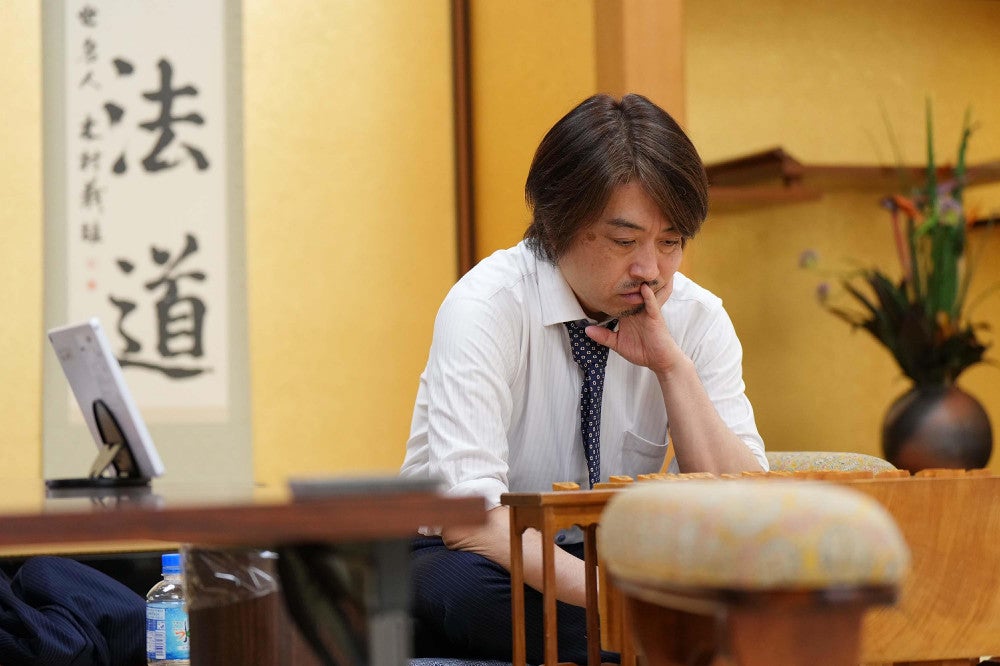 盤上を見つめる久保九段