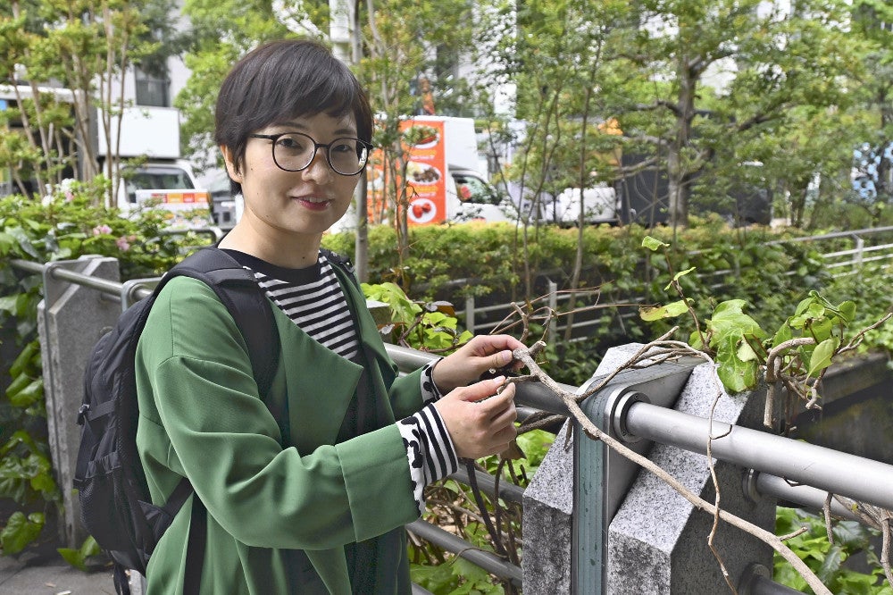 川沿いの柵にからまる木も気になる村田あやこさん