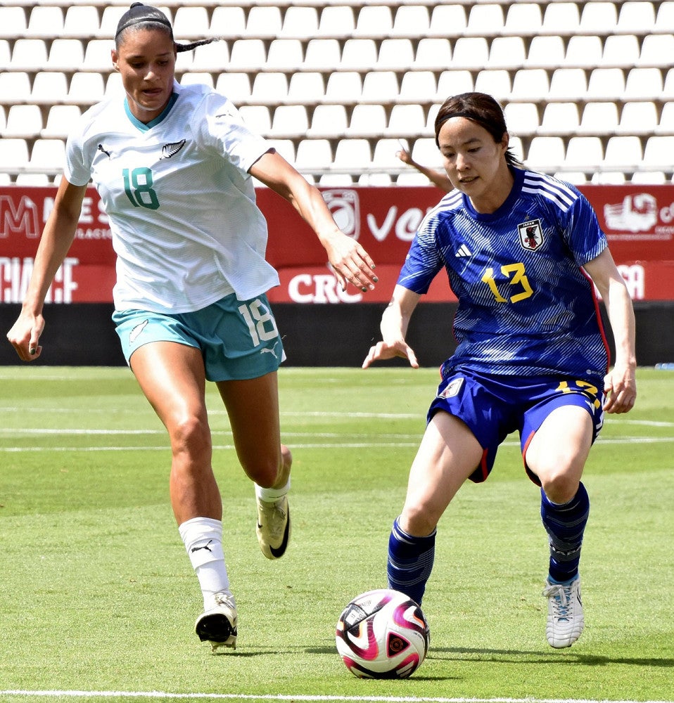 前半、突破を図る北川（右）＝林田晴樹撮影