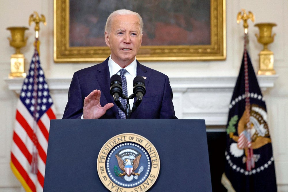 ５月３１日、米ワシントンのホワイトハウスで演説するバイデン大統領＝ロイター