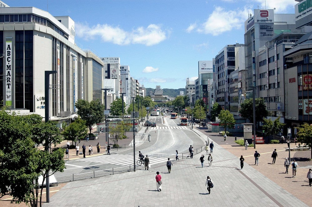 姫路駅から姫路城（奥）へと延びる大手前通りの現在の様子。歩道が広がり、駅前も歩きやすくなった（５月２９日、兵庫県姫路市で）＝古市豪撮影