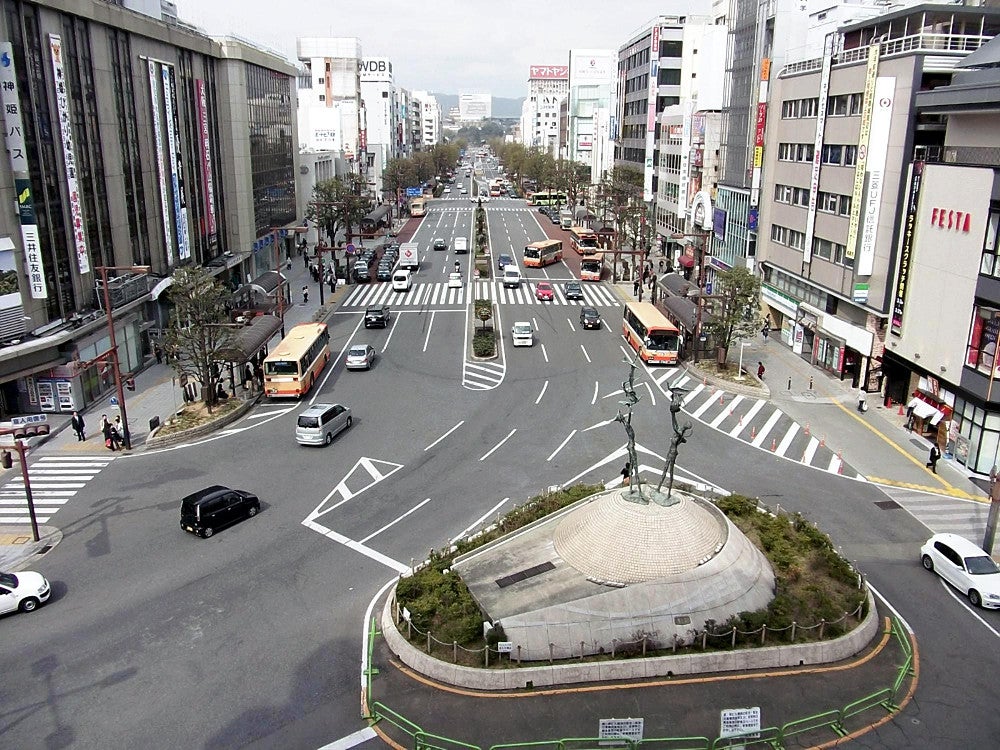 歩道が拡幅される前の姫路駅周辺（２０１１年３月撮影、姫路市提供）