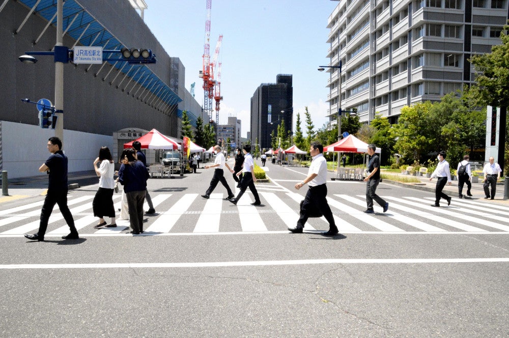 高松駅北側の市道では、昨年８月に歩行者天国の実証実験が行われた（高松市で）