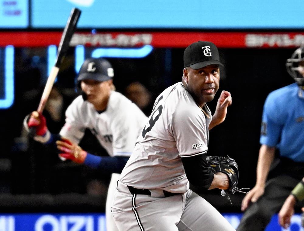 ９回２死１、２塁、元山（左）にサヨナラ打を許したバルドナード（１日）＝大石健登撮影