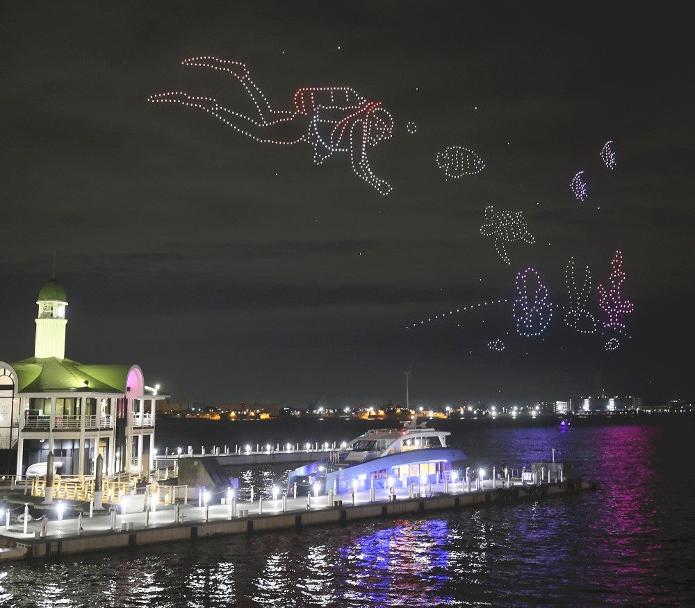 横浜開港祭で披露されたドローンショー（１日夜、横浜市で）＝鈴木竜三撮影