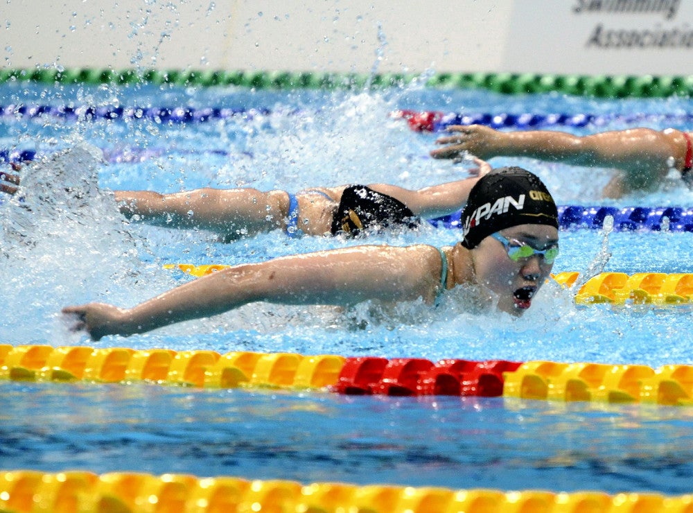 女子１００メートルバタフライを制した平井