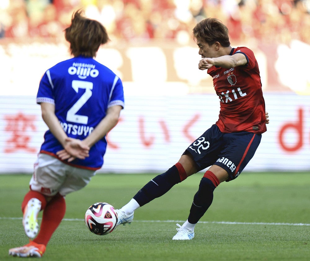 ７４分、勝ち越しのゴールを決める鹿島・濃野（右）（１日）＝松本拓也撮影