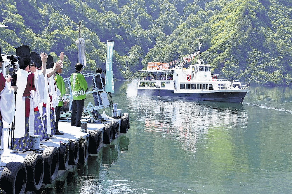 公家姿の「ザ・サブローズ」らの見送りを受けて尾瀬方面へと出発する遊覧船（１日、魚沼市で）