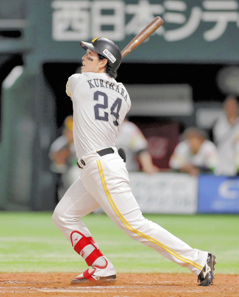 ８回１死１、３塁、栗原が勝ち越しの犠飛を放つ