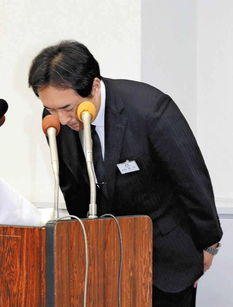 記者会見で謝罪する西畑警務部長（３１日、鹿児島県警本部で）