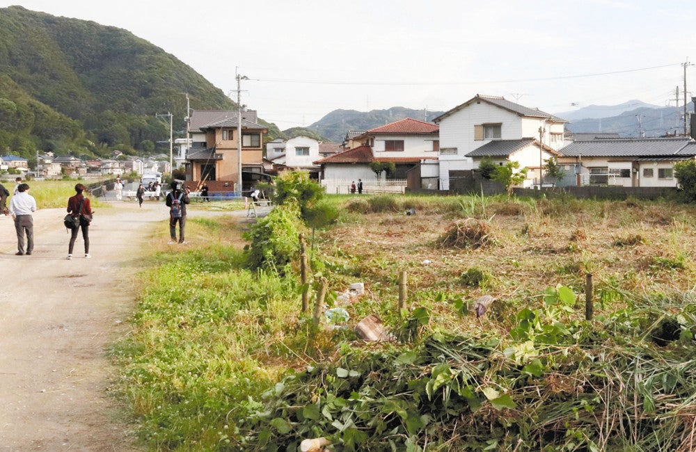 ロケットランチャーとみられる物などが見つかった現場周辺（３１日、北九州市小倉南区で）