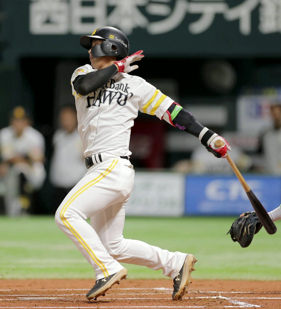 １回無死１塁、今宮が同点２塁打を放つ（３１日）