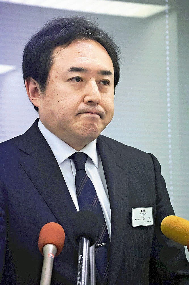本田容疑者の逮捕を受け厳しい表情を見せる西畑警務部長