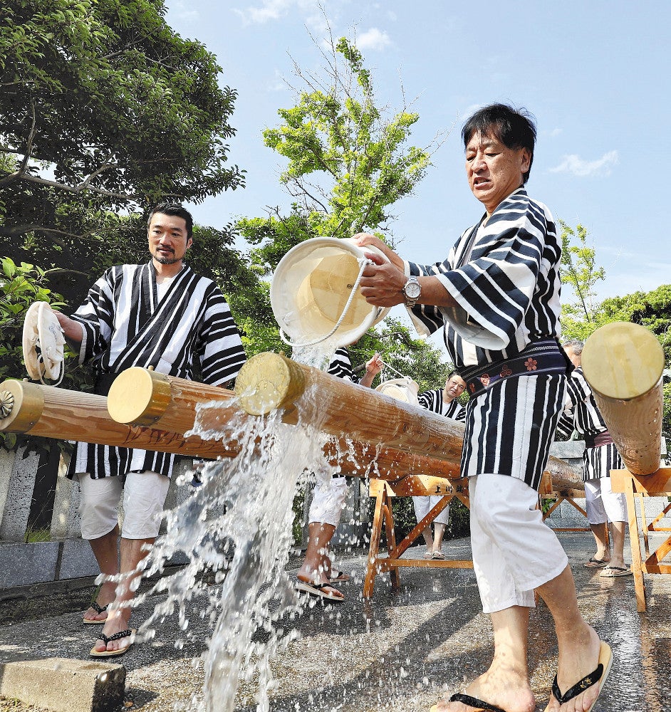 山笠の舁き棒を洗い清める男たち（１日午前８時３１分、福岡市博多区の櫛田神社浜宮で）＝浦上太介撮影