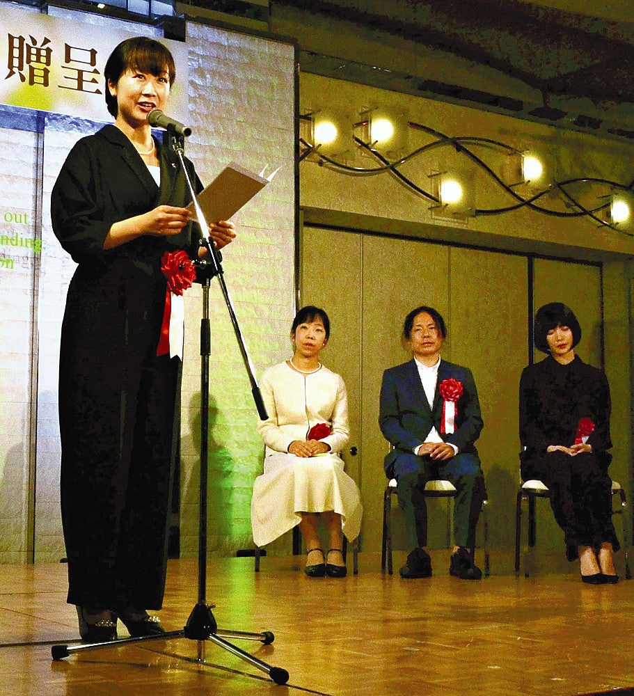 中原中也賞の贈呈式であいさつに立つ佐藤文香さん（左）
