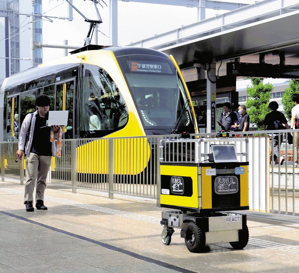 ＬＲＴの宇都宮駅東口停留場に向かうロボット