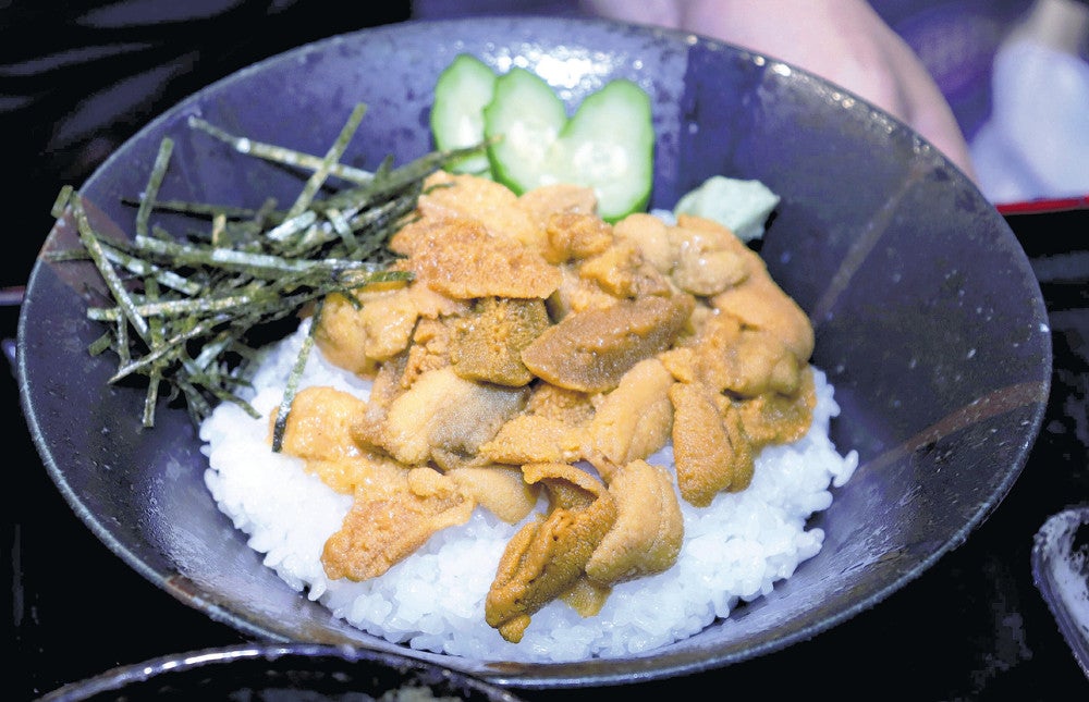ウニがたっぷりのった生ウニ丼（１日、久喜市で）