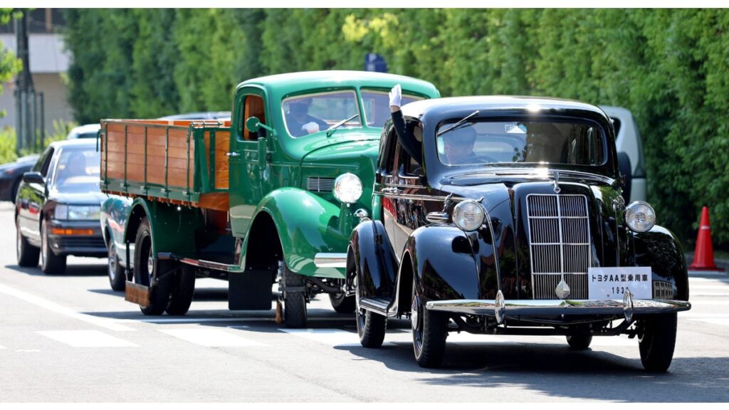 [Pick up photos] 往年のトヨタ車 走行披露