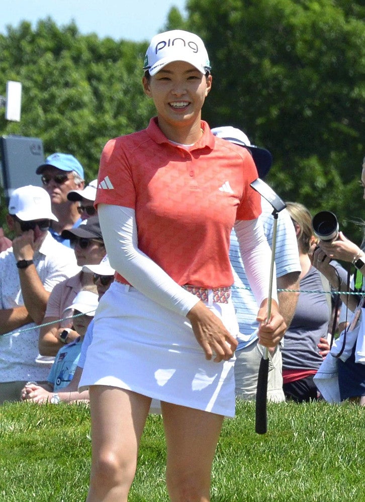 第３ラウンドでスコアを伸ばし、笑顔を見せる渋野日向子（６月１日、米ペンシルベニア州のランカスターＣＣで）＝帯津智昭撮影