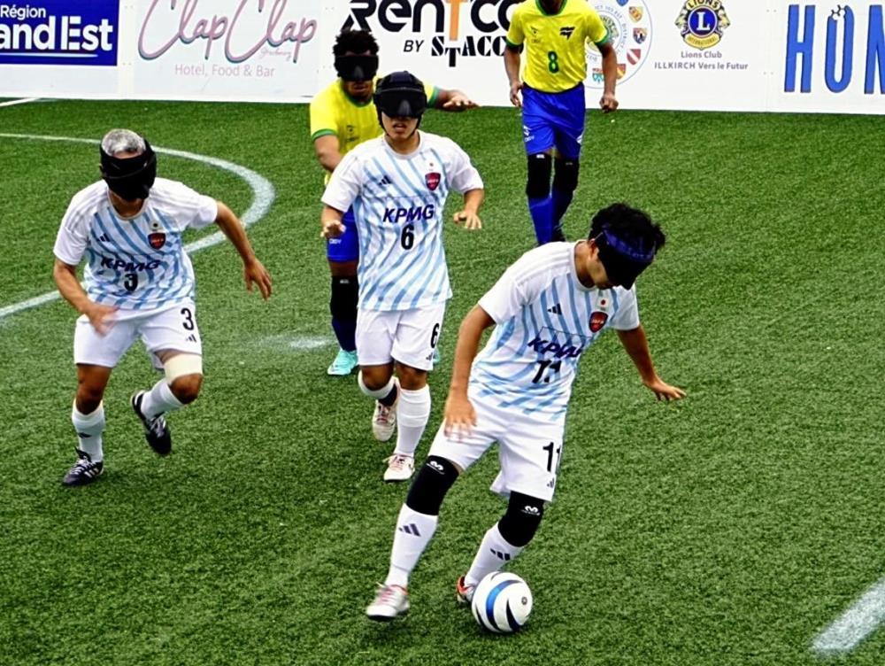 ３位決定戦のブラジル戦で攻め上がる日本の選手たち＝日本ブラインドサッカー協会提供