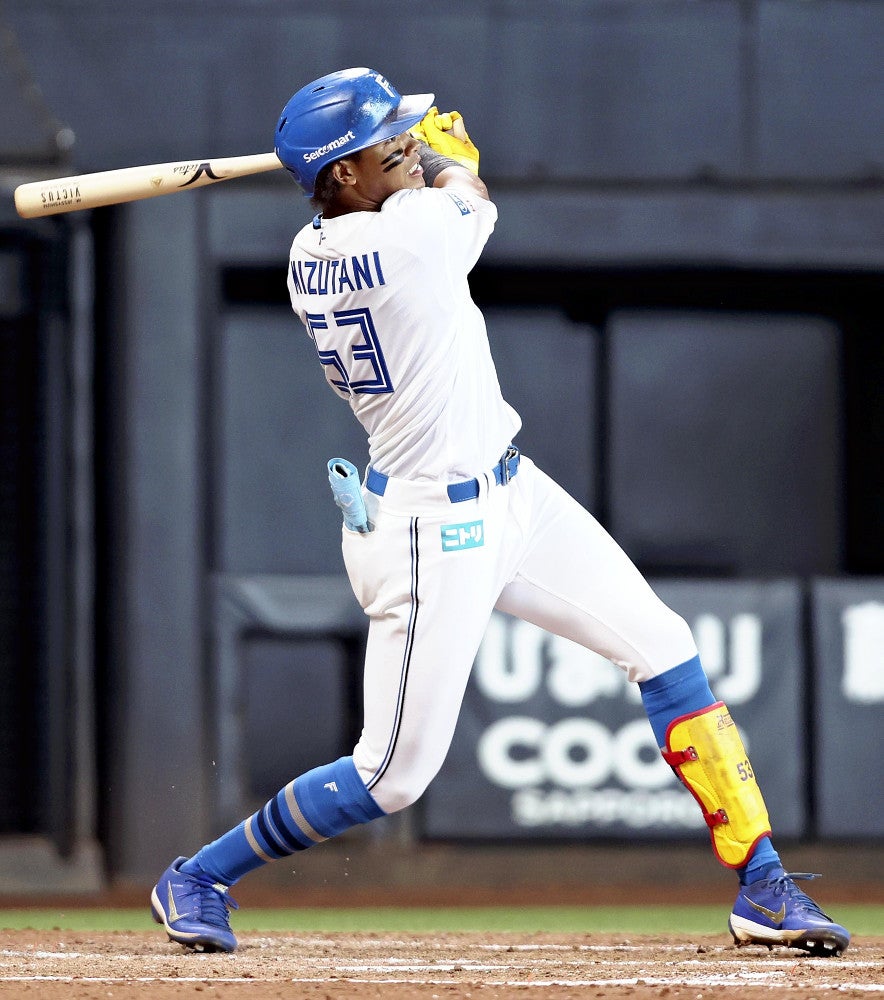 ４回１死２塁、２ランを放つ水谷（２日）＝木田諒一朗撮影