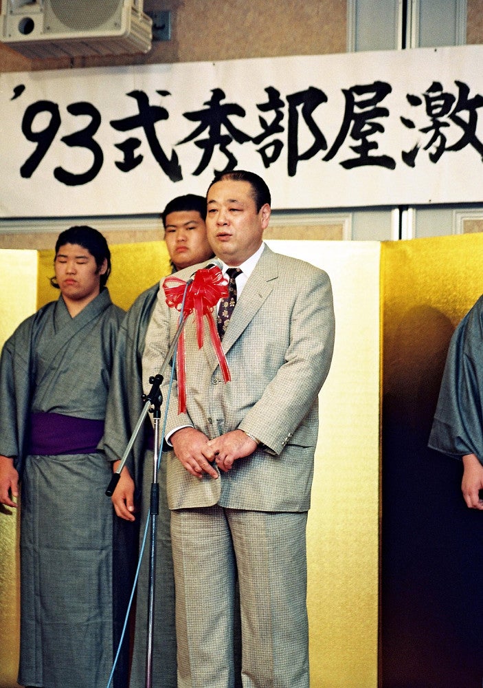 「式秀部屋北九州後援会」が発足、励ます会であいさつをする式秀親方（元小結大潮）（北九州市小倉北区のホテルで）１９９３年１０月２８日撮影