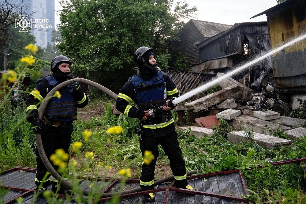 ロシアのミサイル攻撃を受けたキーウ市内の現場で活動する救急隊員（５月３１日）＝ウクライナ非常事態庁提供、ロイター