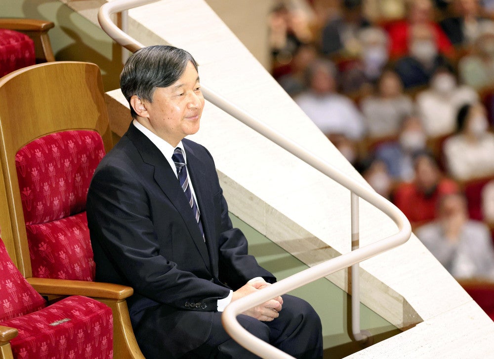 仲道郁代さんのピアノ・リサイタル鑑賞のため、会場に到着された天皇陛下（２日、東京都港区で）＝代表撮影