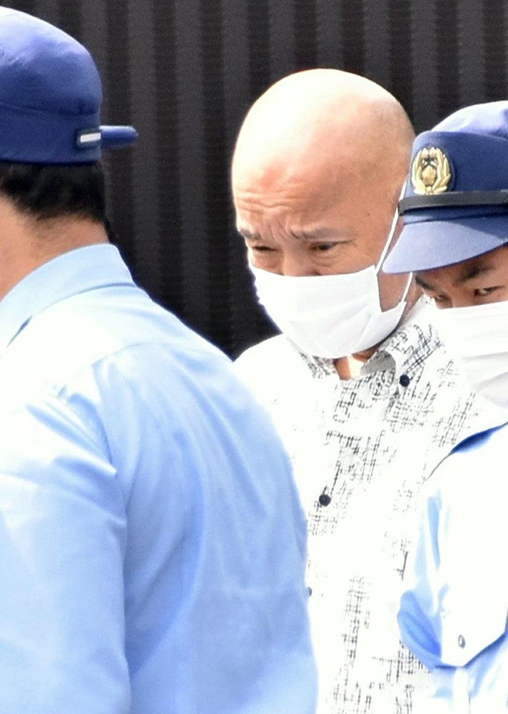 送検のため川口署を出る瀬川容疑者（中央）（２日午前８時５８分、埼玉県川口市で）＝宮川徹也撮影