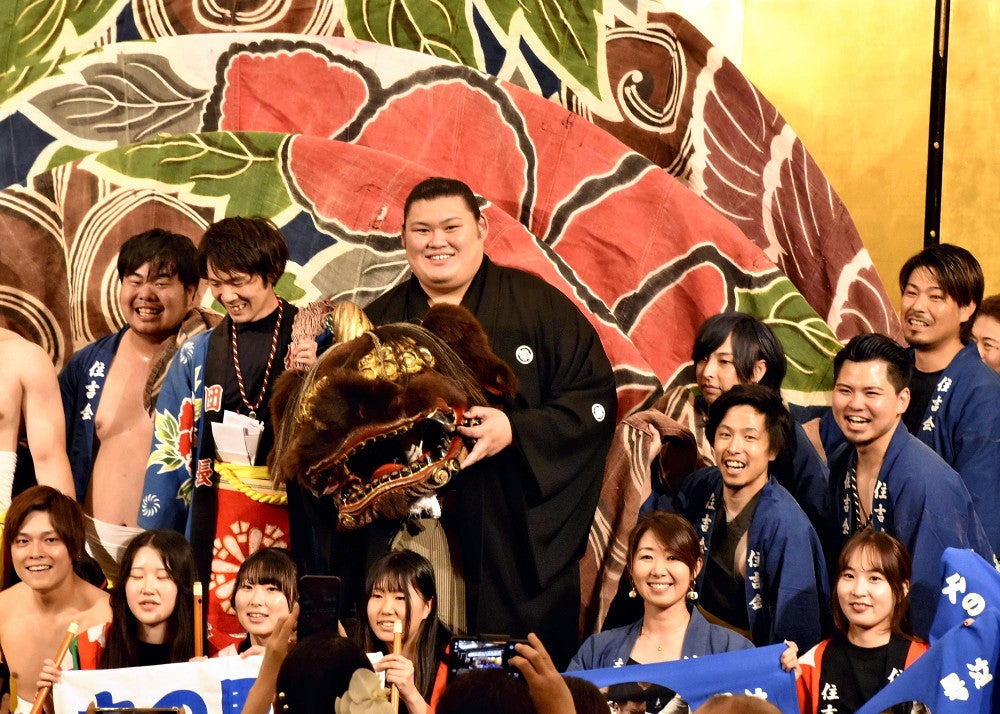 祝賀会の後、地元の青年団員らと記念撮影する大の里（２日、金沢市で）