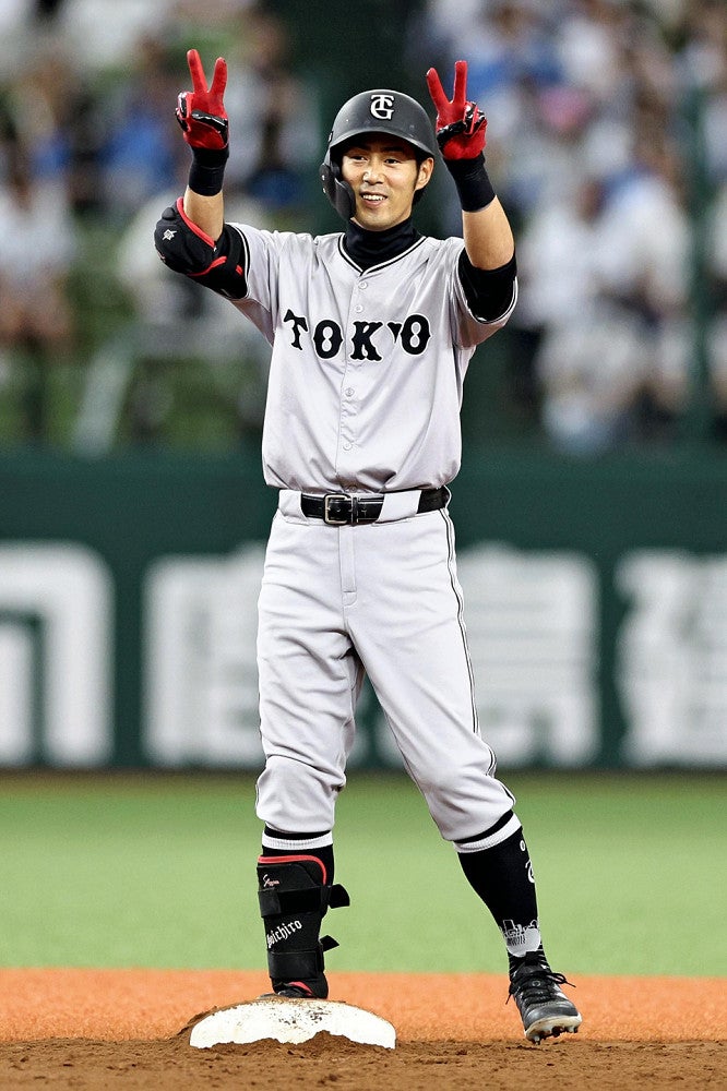 ５回２死２塁、先制打を放ちベンチに向かってポーズする立岡（２日）＝黒瀬祐生撮影