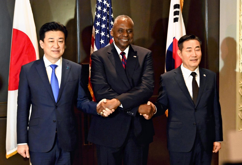 日米韓防衛相会談に臨む（左から）木原防衛相、米国のオースティン国防長官、韓国の申国防相（２日、シンガポールで）＝田島大志撮影