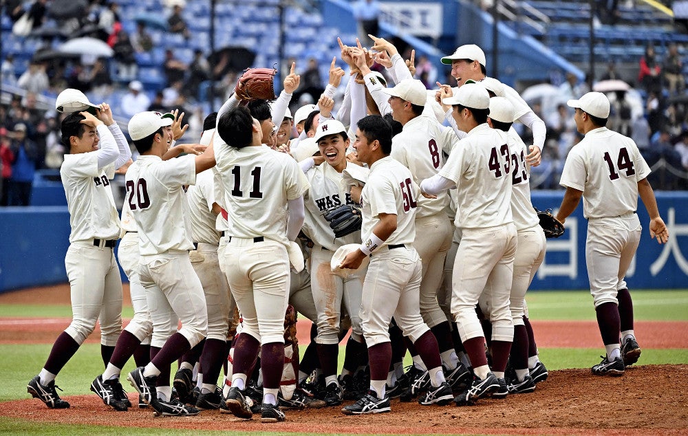 優勝を決め喜ぶ早大の選手たち（２日）＝大石健登撮影
