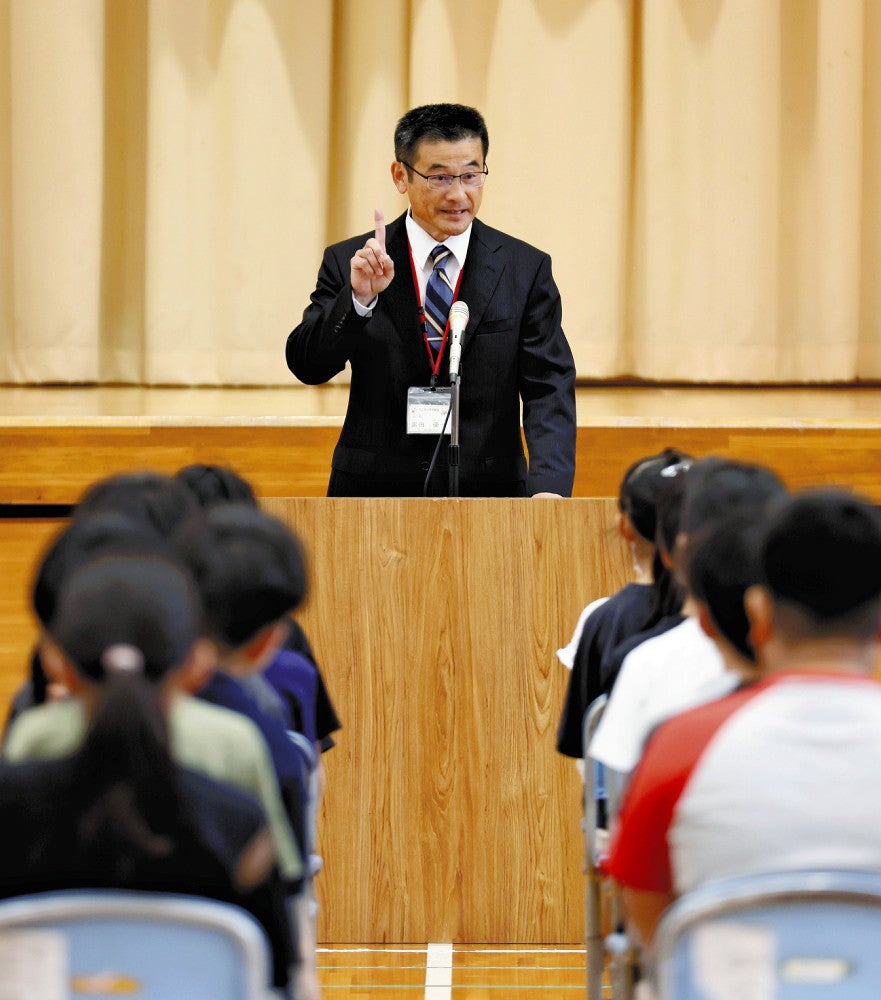 集会で児童に命の大切さについて語りかける黒田校長