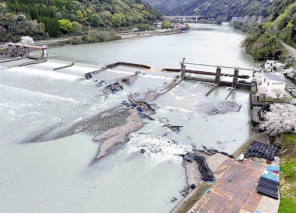 ３月の大雨で被災した遥拝頭首工（九州農政局提供）