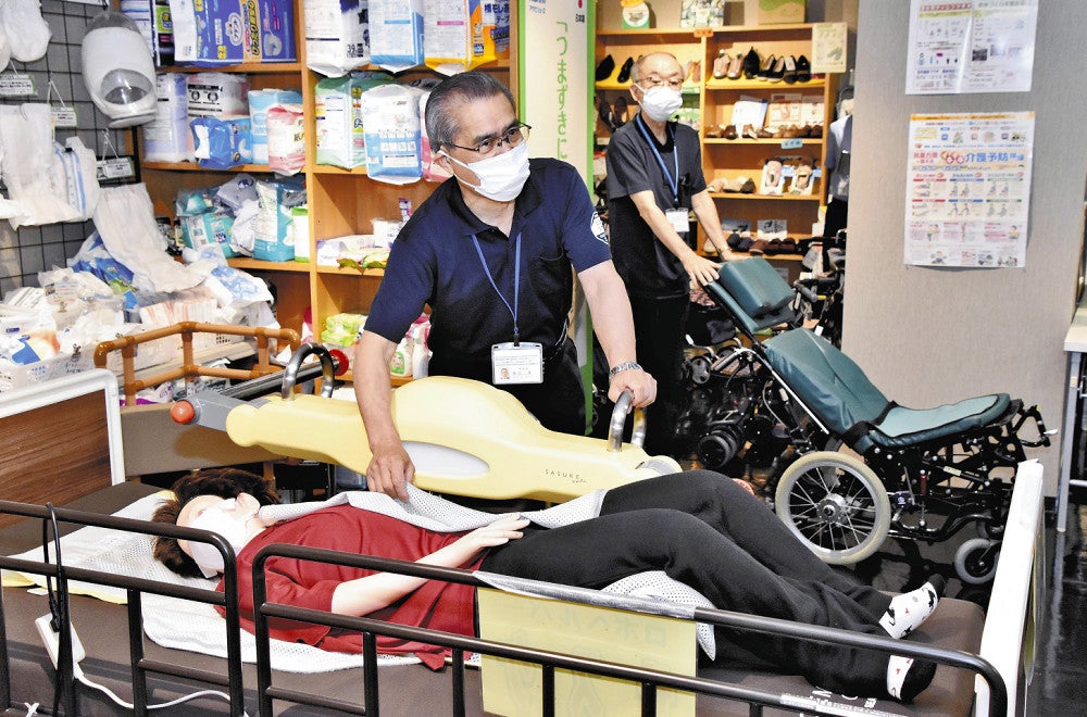 ベッドの人を車いすなどに移動させる介護ロボット