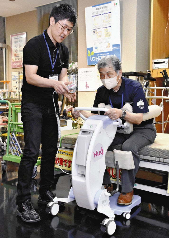 車いすや便座への移動を支援するロボットの実演