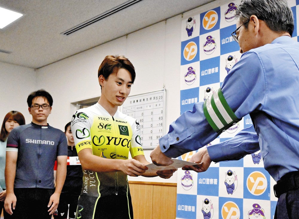 勝田署長（右）から委嘱状を受け取る南部長