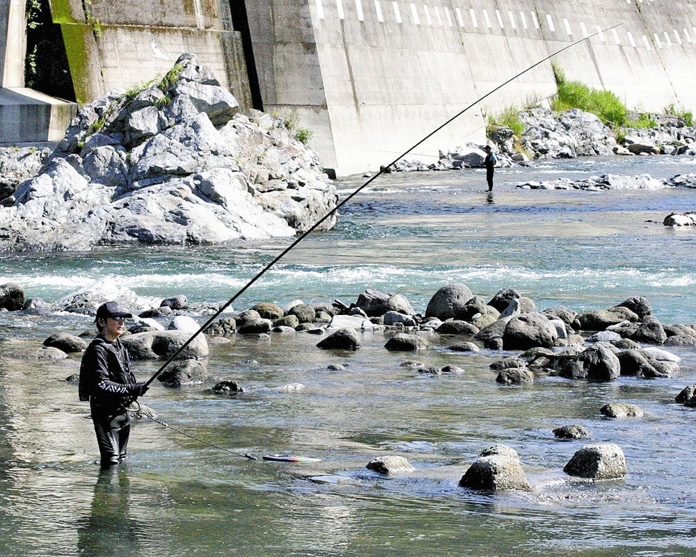 五ヶ瀬川と日之影川の合流地点付近でアユを狙う釣り人