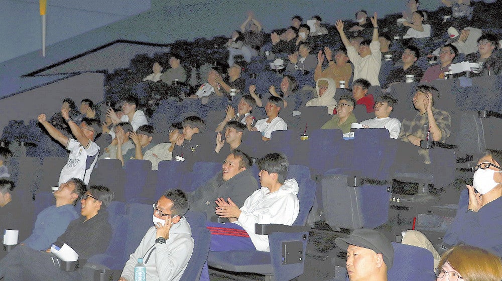 レアル・マドリードが追加点を挙げ、両腕を突き上げて喜ぶファンら（２日午前５時４３分、北上市のイオンシネマ北上で）