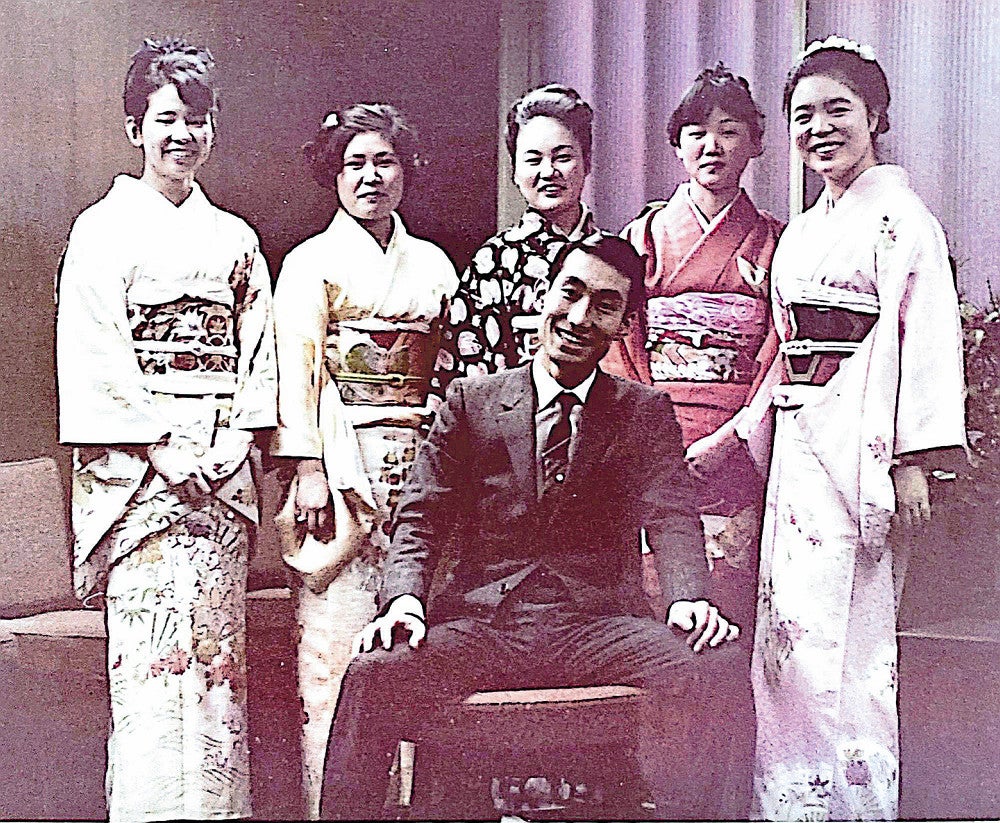 三井銀行の同僚と記念撮影する小嶋さん（提供写真）