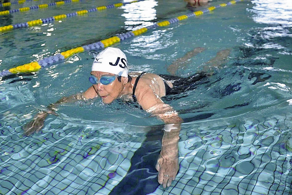 今も平泳ぎの練習を続ける（島根県出雲市で）