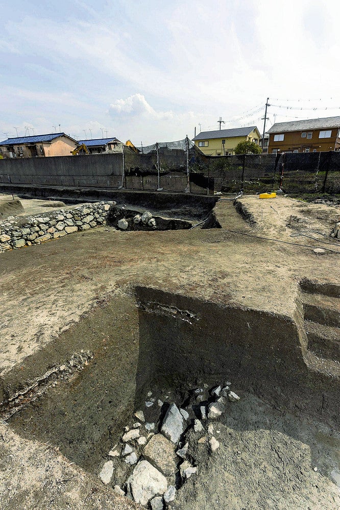 新たに見つかった坂本城の石垣の一部（手前）（大津市提供）