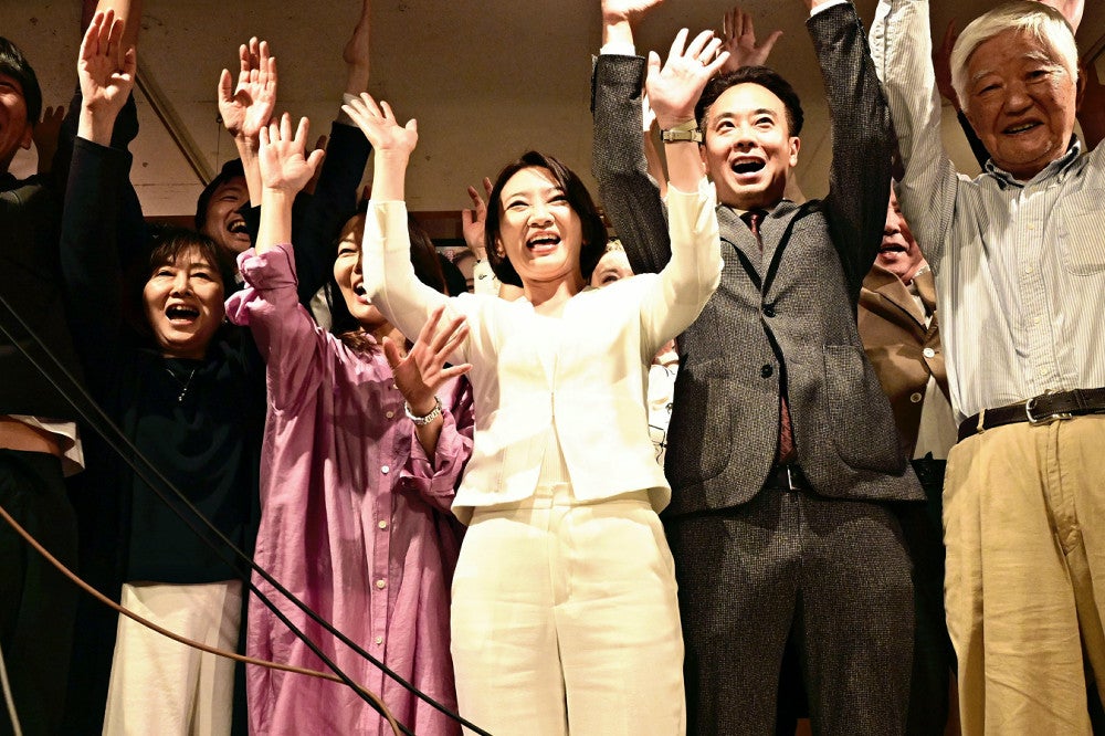 初当選を確実にして万歳をする清家愛氏（２日午後１１時２７分、東京都港区で）