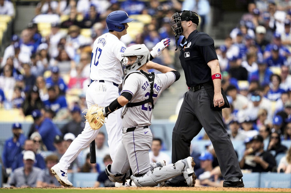 ロッキーズ戦の４回、球審と話す大谷（２日）＝ＡＰ