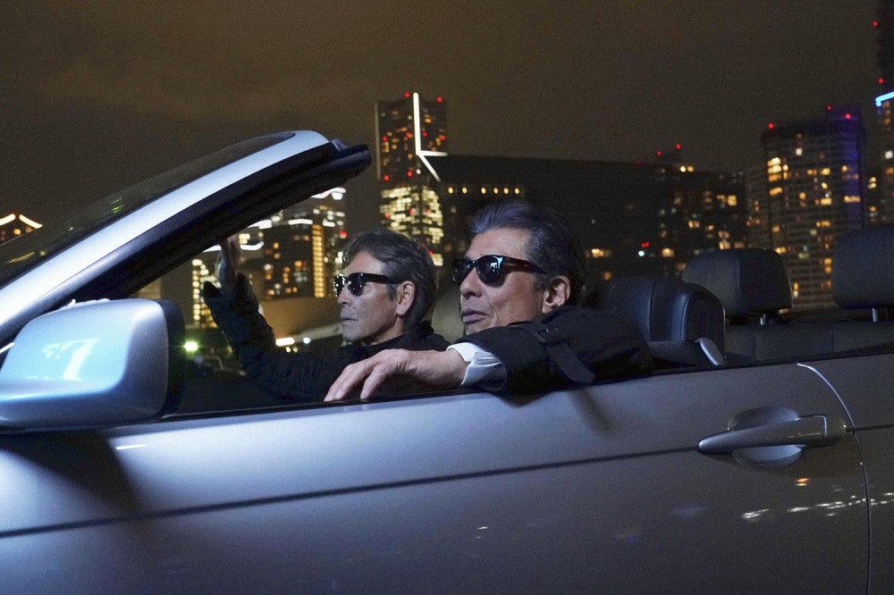 横浜に帰ってきたユージ（柴田恭兵、左）とタカ（舘ひろし）が、以前と変わらぬ活躍をする