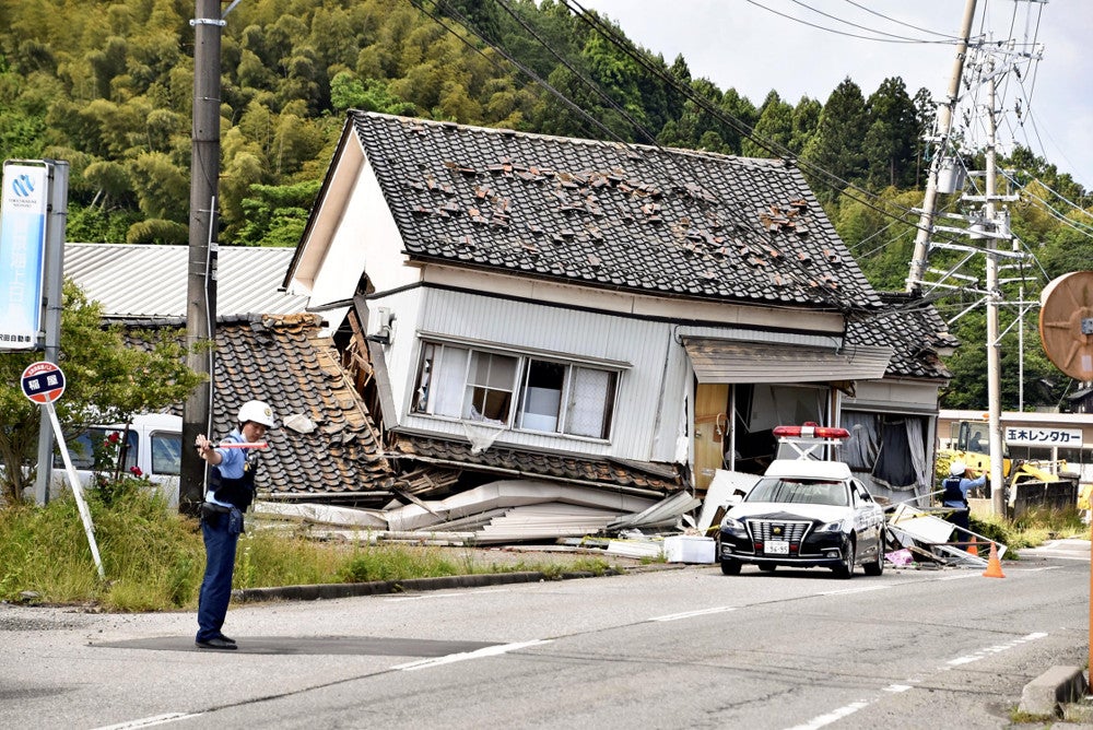 ３日朝に発生した震度５強の地震で倒壊した家屋（３日午前７時５６分、石川県輪島市で）＝広瀬航太郎撮影